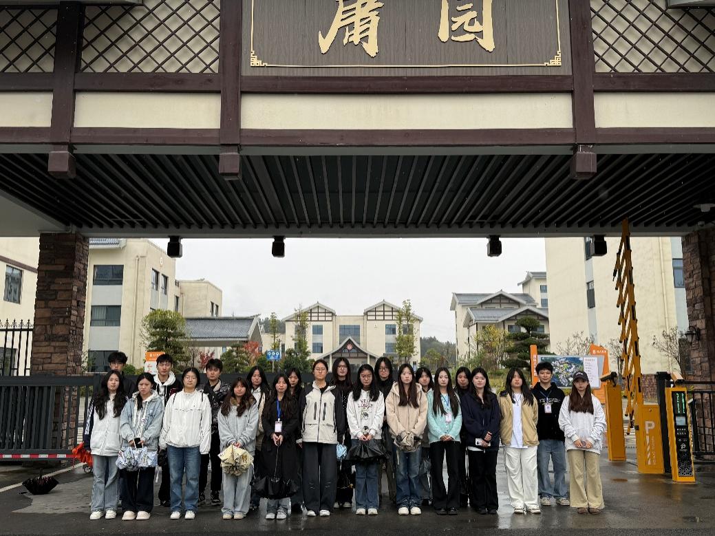航空管理学院组织学生走进光大养老院