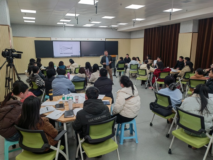 第十七期辅导员沙龙：於燃原主讲“从思维到方法”