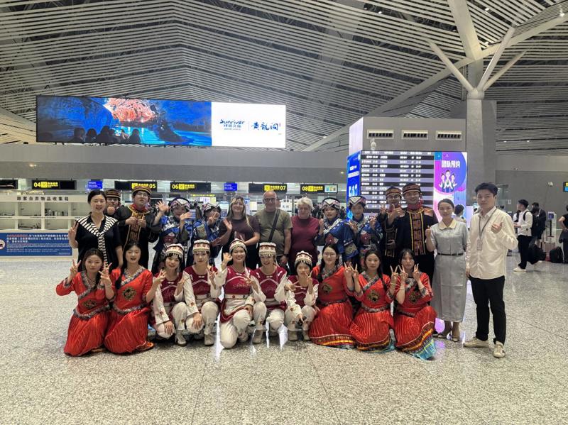桑植民歌润空港！师生非遗展演走进荷花机场