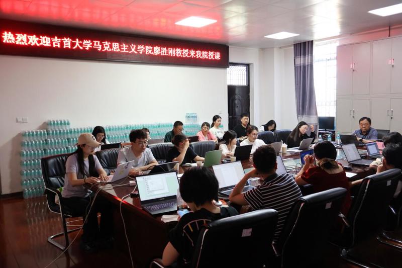 马克思主义学院：开展AI赋能研究性学习作品打造专题教研