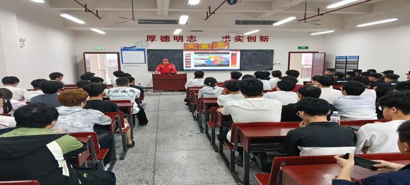 以练筑防，平安护航——学校开展夜间消防应急疏散演练