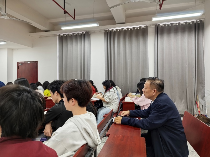 学校领导深入思政课堂开展听课调研