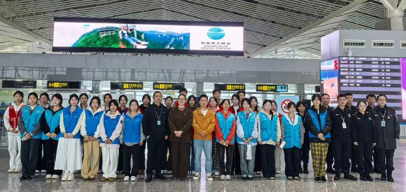 航空管理学院：“五一”赴机场开展志愿服务活动
