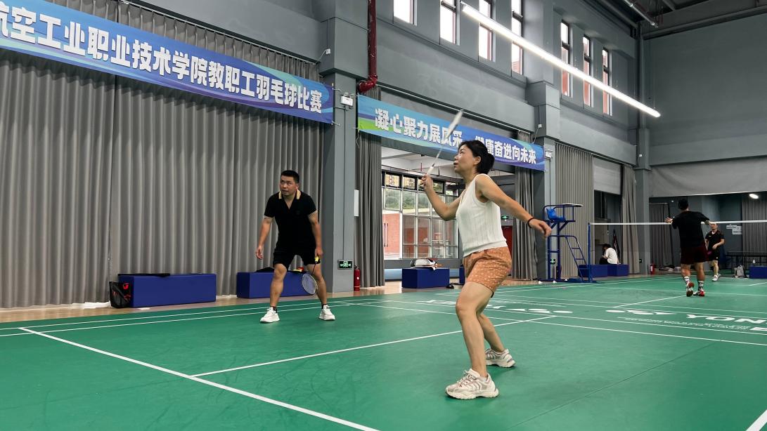 2026年教职工羽毛球比赛圆满落幕