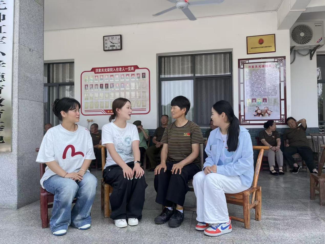 旅游管理学院：走访慰问全国三八红旗手、全国模范、退役军人贺晓英