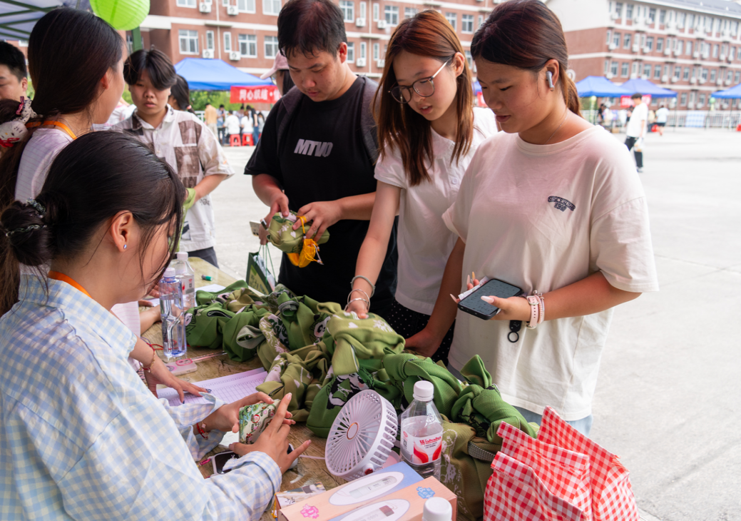 学校开展“香迎端午·雅韵润初心——民族团结‘易’家亲”端午主题活动