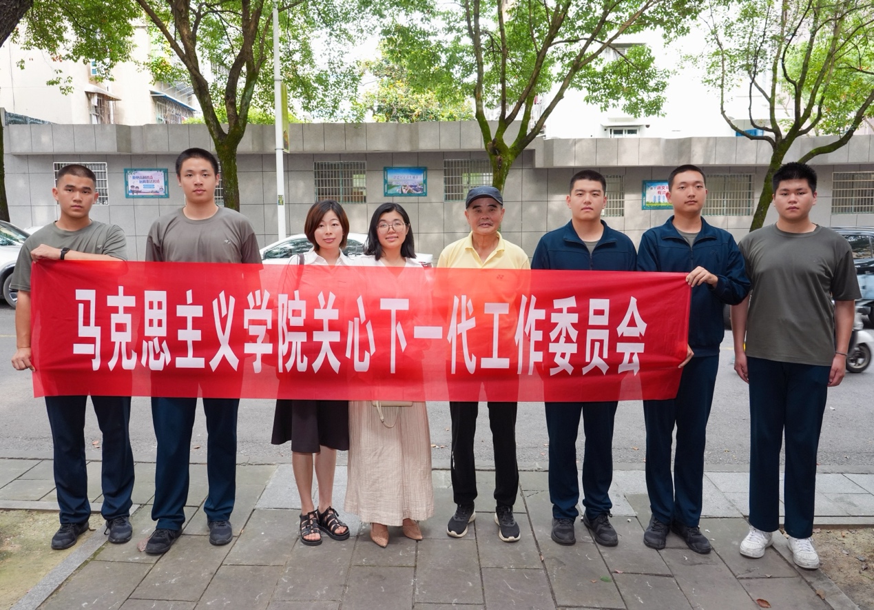 马克思主义学院联合定向培养学院组织学生走访老红军后代