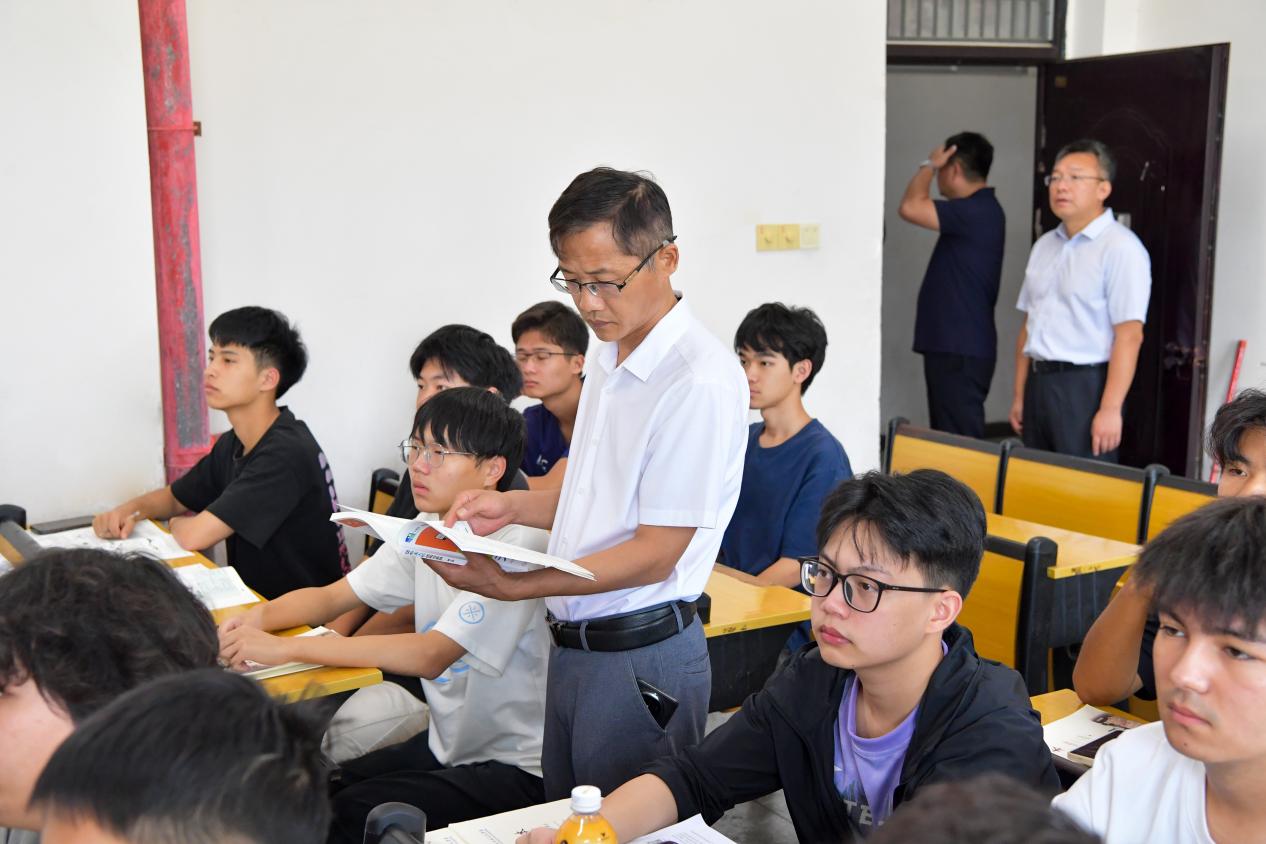 陈益林带队巡查“开学第一课”