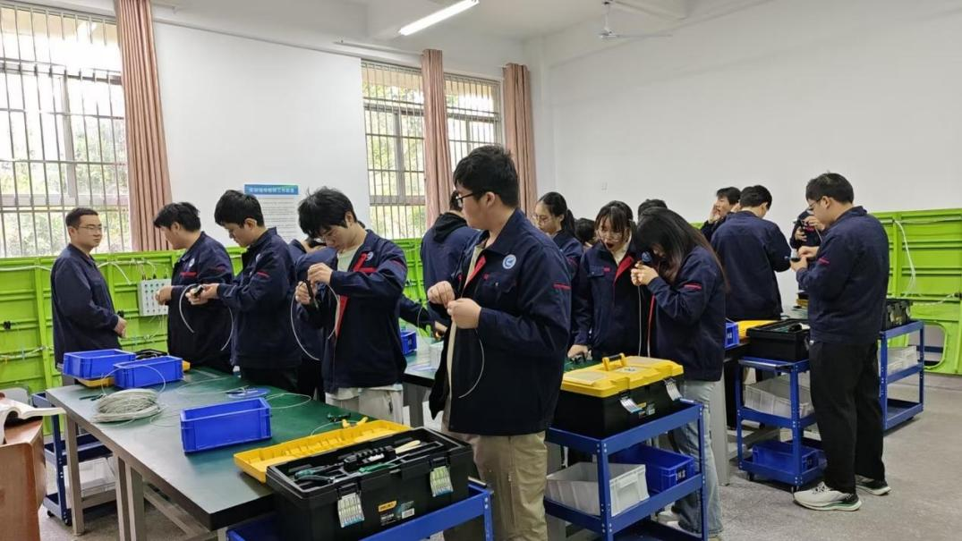 「凝心聚力，蓄势待飞」——学院召开教职工大会