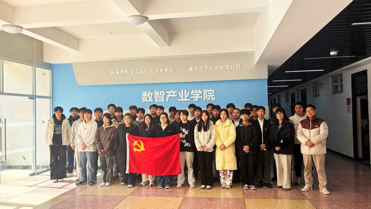 一群人站在室内

AI 生成的内容可能不正确。