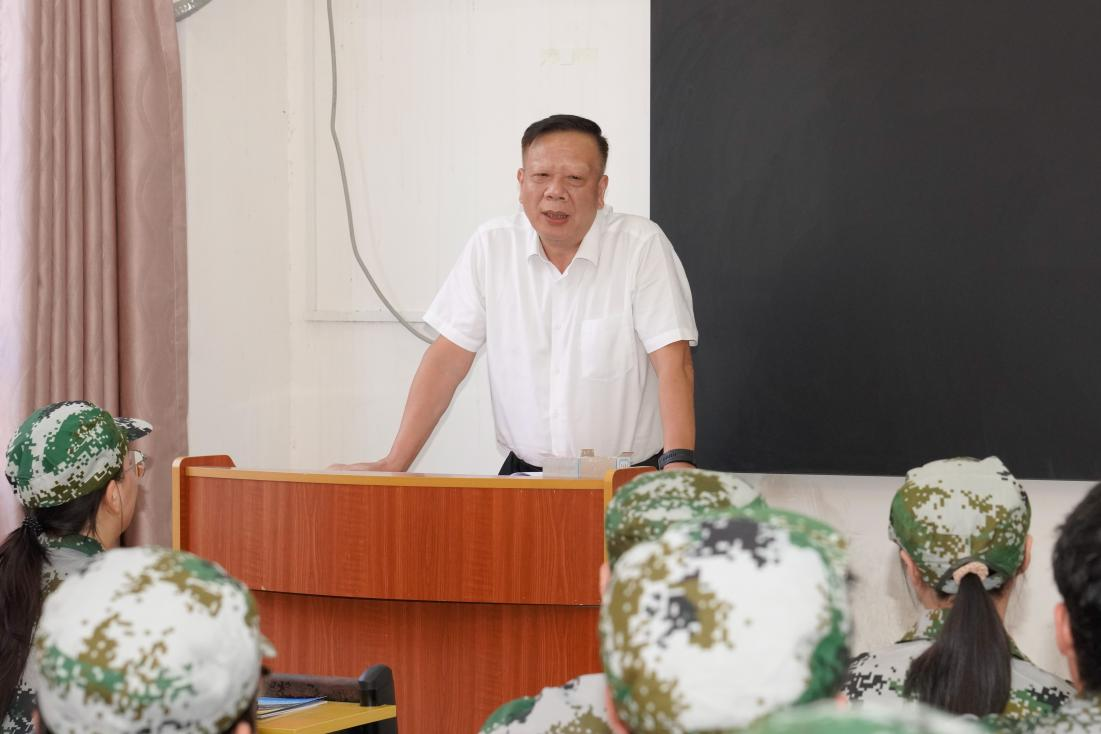 曾自立走进“楚怡工匠班”与新生共话成长
